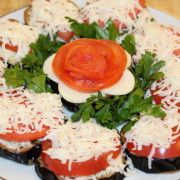 Photo Russian eggplant appetizer Garnish with flower from tomato.