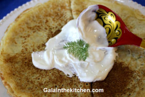 Photo Russian crepes with sour cream 1