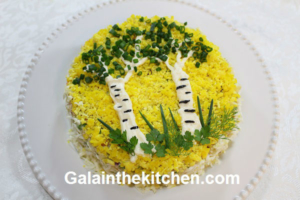 Photo Russian salad decorated with mayonnaise