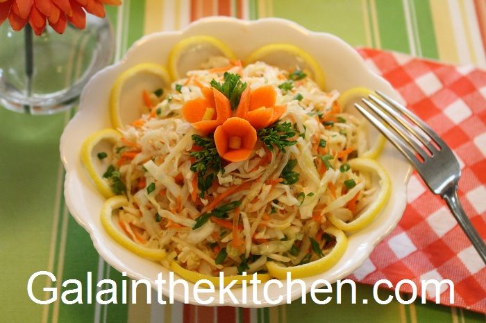 Photo Russian Cabbage Salad Garnished with Carrot Flower