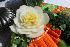 Photo Pretty flower from chinese cabbage napa garnish