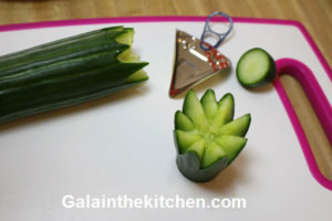 Photo Pretty garnish flower from cucumber step 2