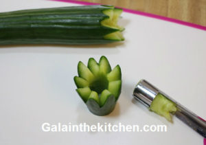 Photo Pretty garnish flower from cucumber step 3