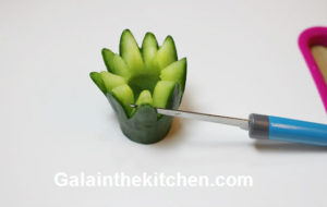 Photo Pretty garnish flower from cucumber step 4