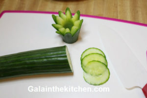Photo Pretty garnish flower from cucumber step 6