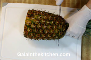 Photo How to cut pineapple with a knife step 1