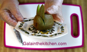 Photo How to make bunny from fruit kiwi step 4