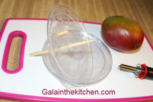 Photo How to serve a mango on skewer easy way