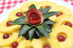 Photo How to serve pineapple fancy way