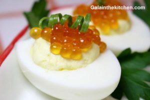 Photo Stuffed Eggs With Caviar Garnished