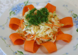 Photo Carrot garnish idea Flower from carrot ribbons