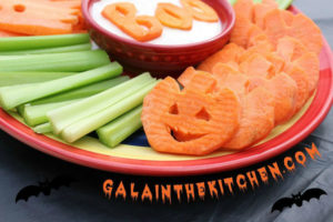 Photo Carrot garnish idea for Halloween pumpkin