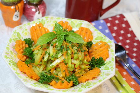 Photo Chayote Squash salad recipe garnish with carrot