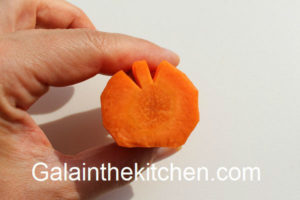 Photo Halloween garnish idea carrot pumpkin step 1