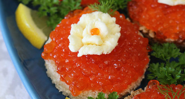 Photo How to serve canviar Russian style garnish
