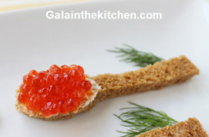 Photo How to serve caviar appetizer in toast spoon