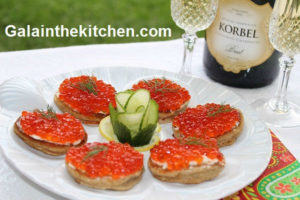 Photo erving caviar with champagne garnished plate