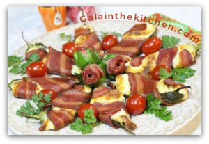 Photo Stuffed alapenos with cream cheese garnished
