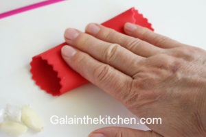 Photo How to Use silicone garlic peeler