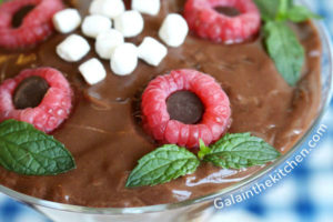 Photo Raspberry with chocolate garnish idea