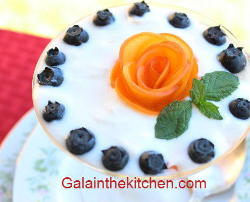Photo Rose Peach Garnish Idea With Blueberries