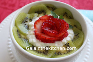 Photo Strawberry rose garnish with kiwi