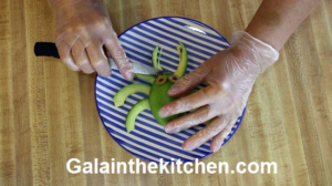Photo Crab avocado garnish step 7