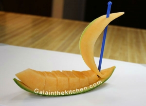 Photo How to make a boat from melon