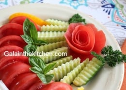 Photo Rose from tomato on vegetable platter