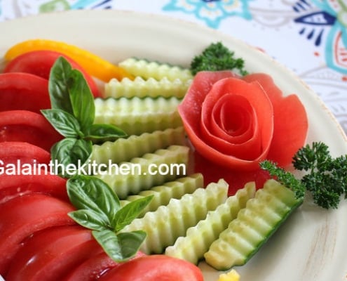 Photo Rose from tomato on vegetable platter
