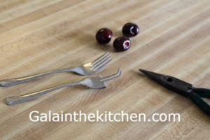Photo pitting cherry with fork